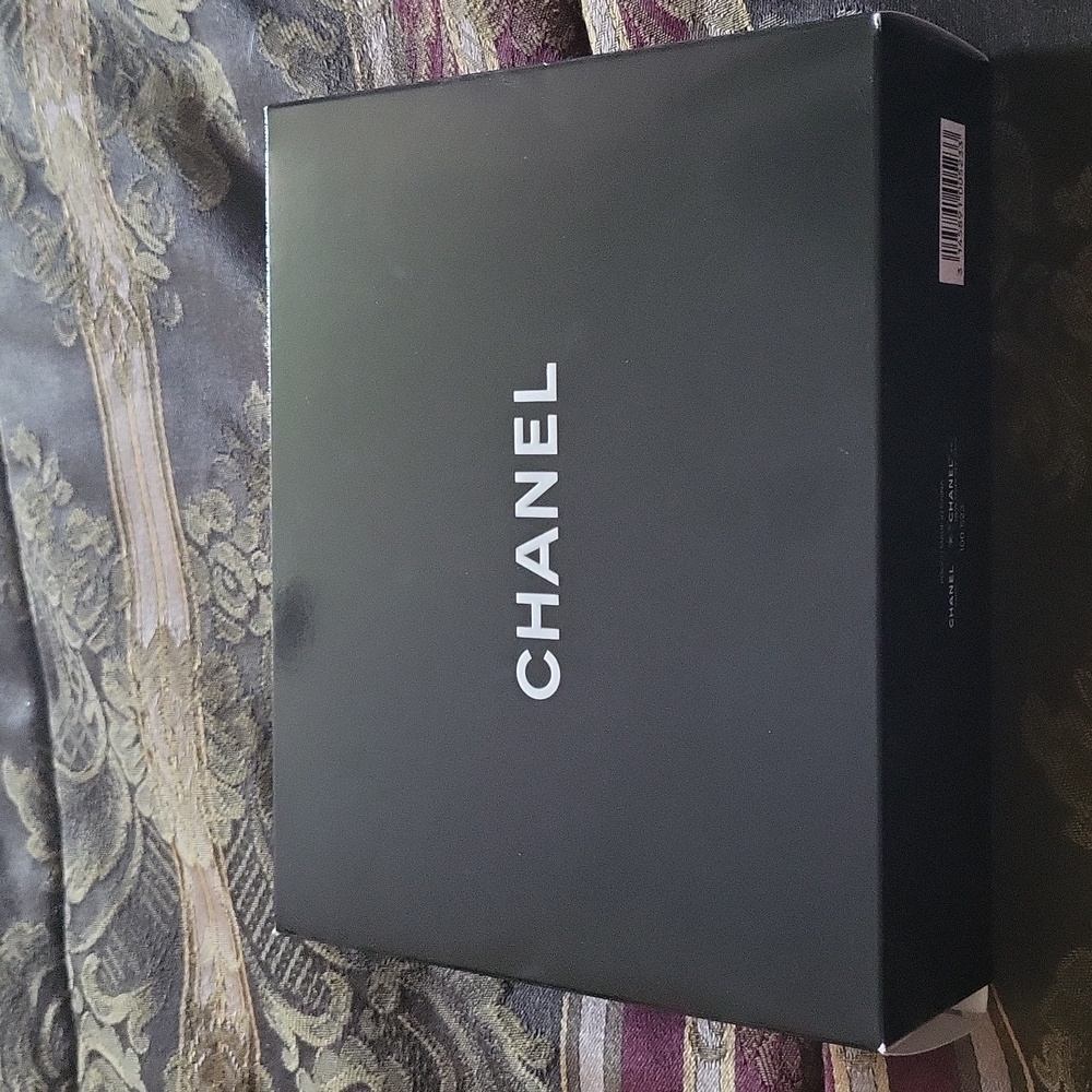 Chanel red lacquer makeup bag gorgous new comes boxed sending extra makeup high - Picture 6 of 6